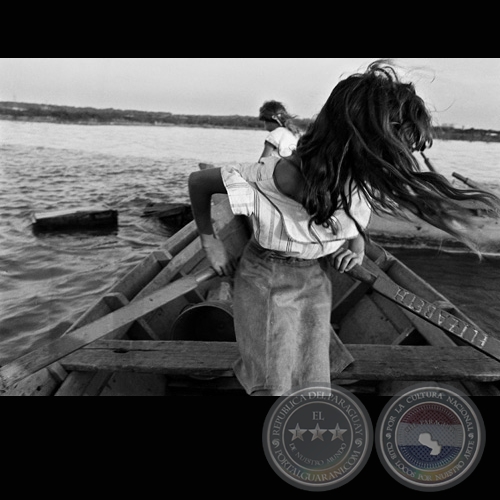NIÑA Y CANOA - Fotografía: Carlos Bittar - Año 11/1990 